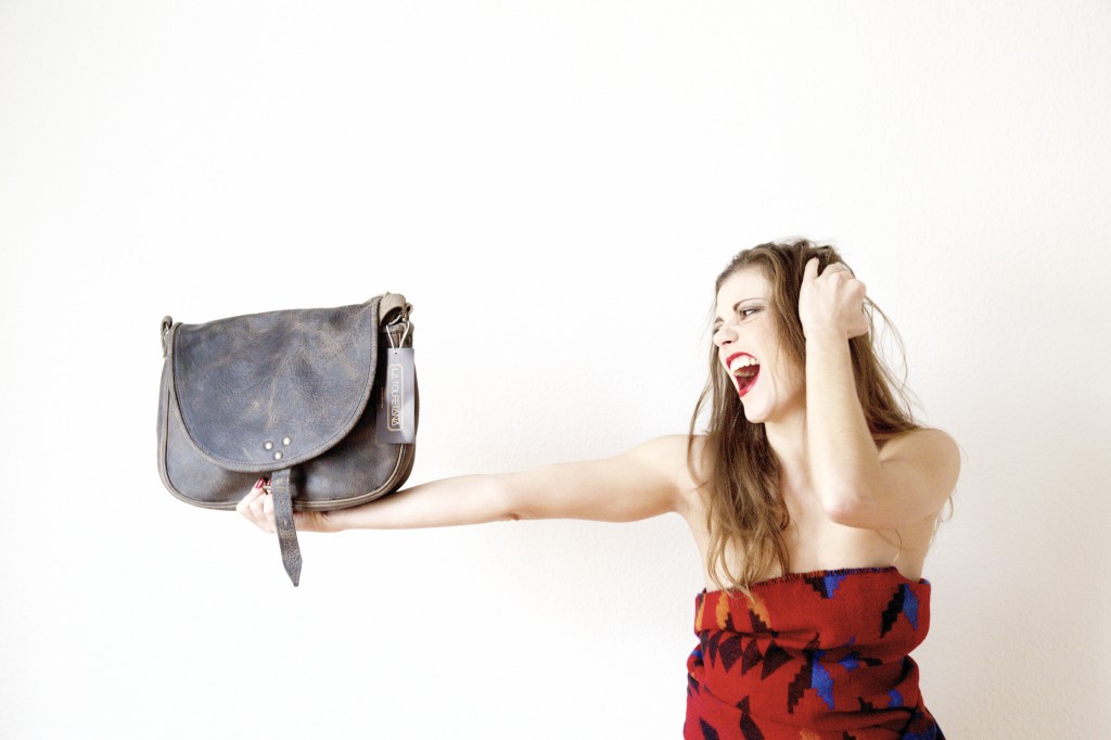 donna con borsa in pelle vintage artigianale